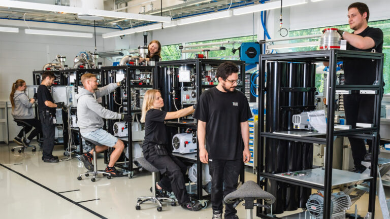 Vacuum assembly team working at Bluefors