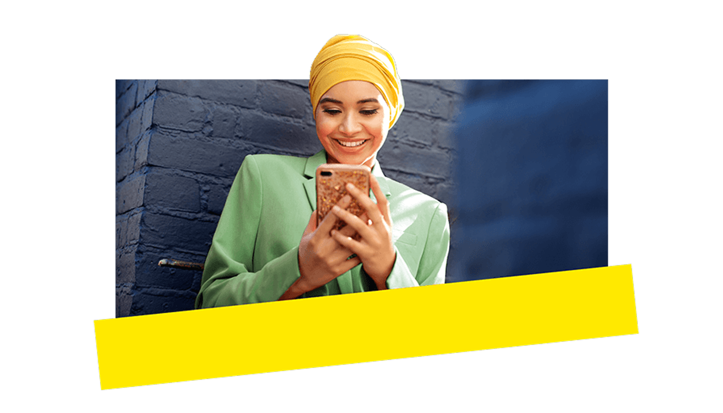 Joven profesional que usa la IA de GoTo Connect en su teléfono para ofrecer una comunicación fluida a sus clientes.
